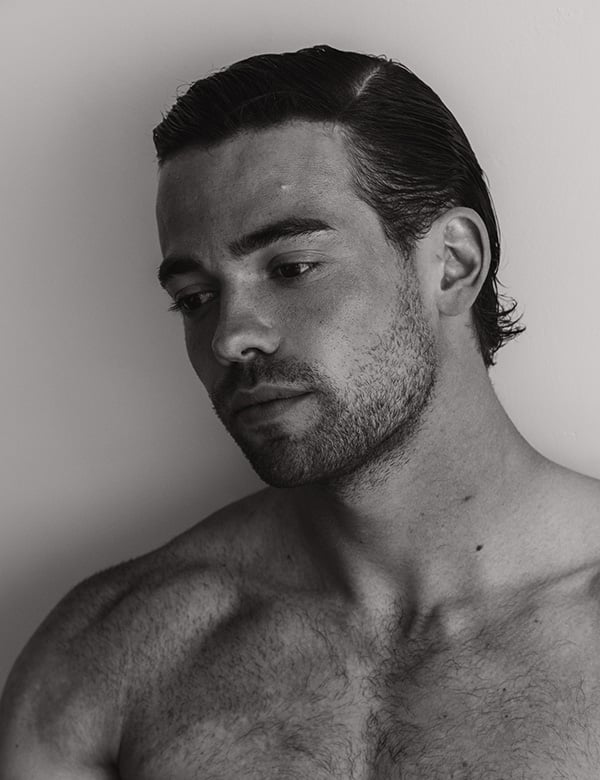 mannelijk model met bruine krullen Aaron D.