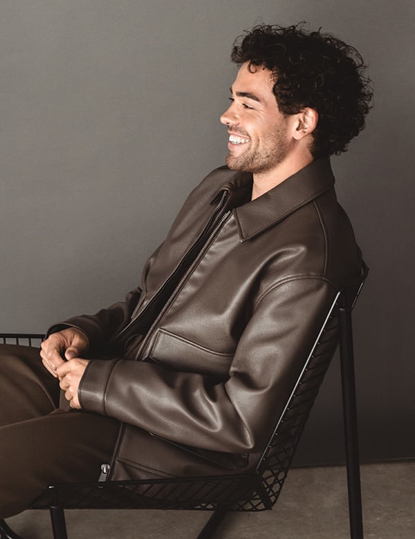 mannelijk model met bruine krullen Aaron D.