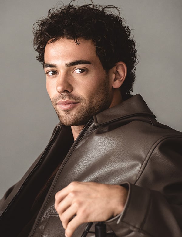 mannelijk model met bruine krullen Aaron D.