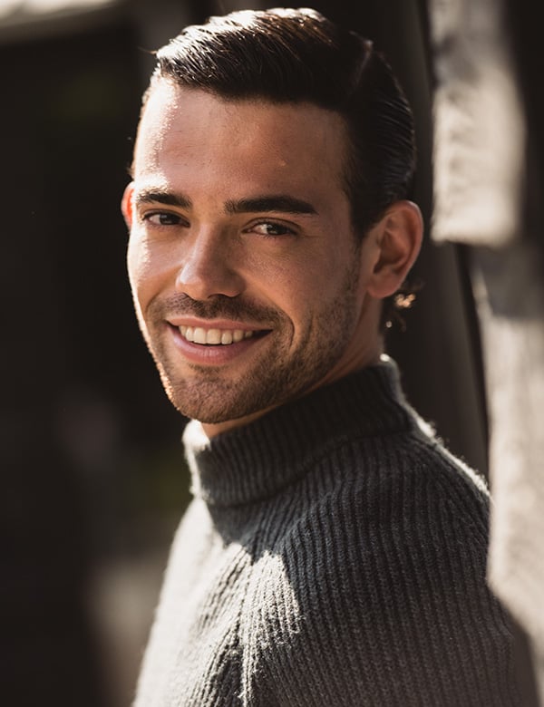 mannelijk model met bruine krullen Aaron D.