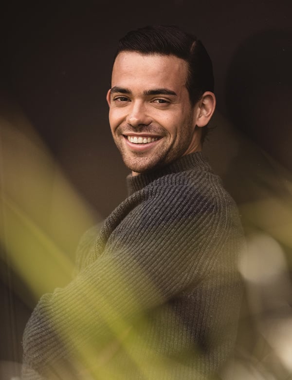 mannelijk model met bruine krullen Aaron D.