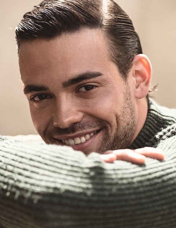 mannelijk model met bruine krullen Aaron D.