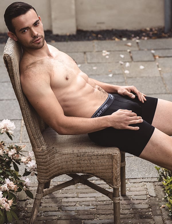 mannelijk model met bruine krullen Aaron D.