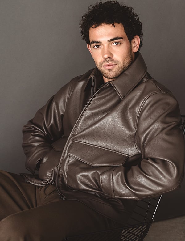 mannelijk model met bruine krullen Aaron D.
