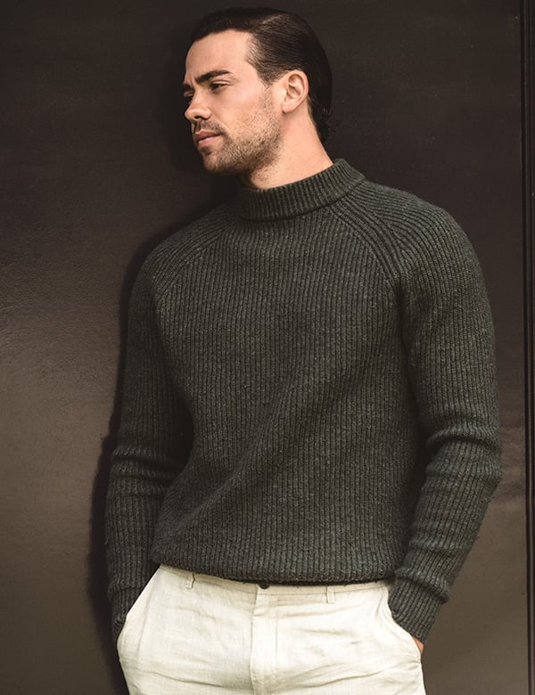 mannelijk model met bruine krullen Aaron D.