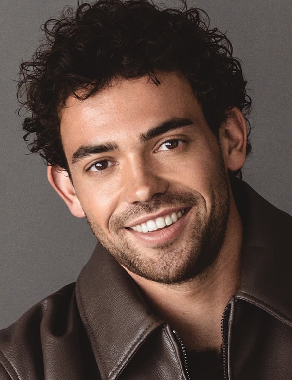 Mannelijk model met bruine krullen aaron d.