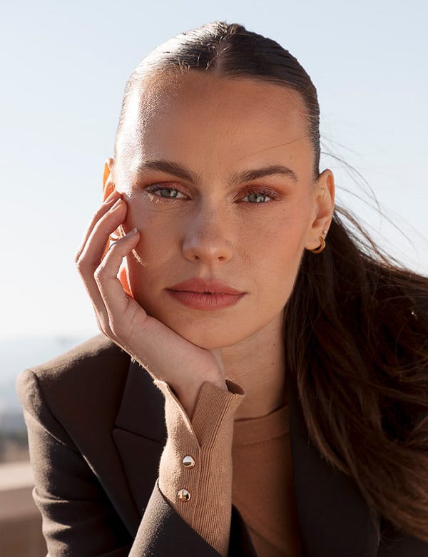 vrouwelijk model met donker haar Amber M.