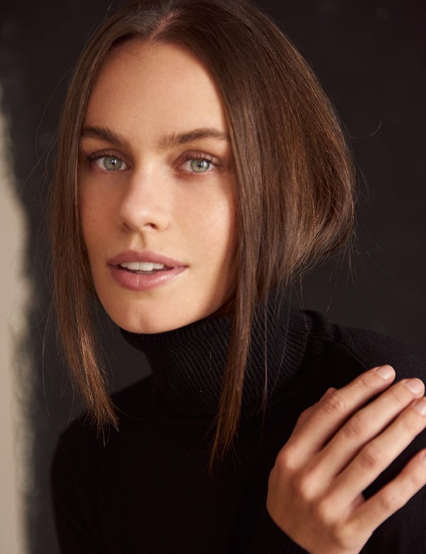 vrouwelijk model met donker haar Amber M.