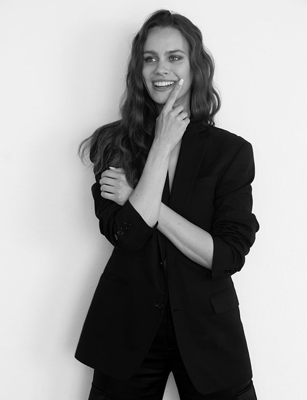 vrouwelijk model met donker haar Amber M.