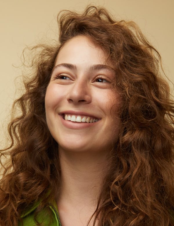 Vrouwelijk model met bruine krullen deva