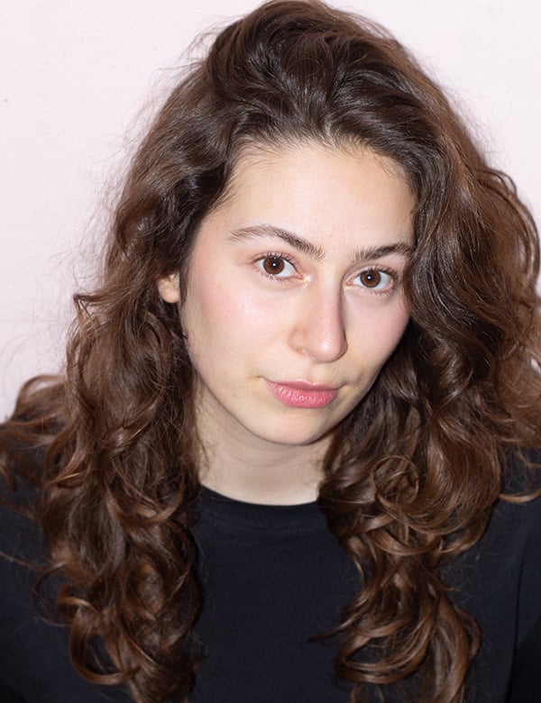 vrouwelijk model met bruine krullen Deva