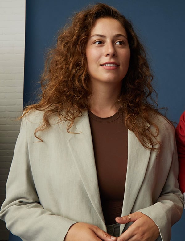 vrouwelijk model met bruine krullen Deva