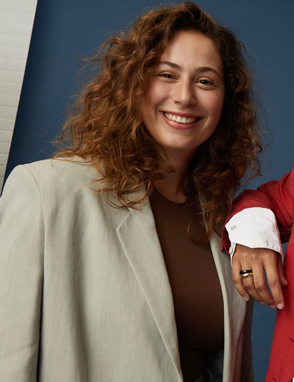 vrouwelijk model met bruine krullen Deva