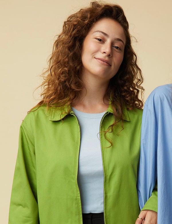 vrouwelijk model met bruine krullen Deva