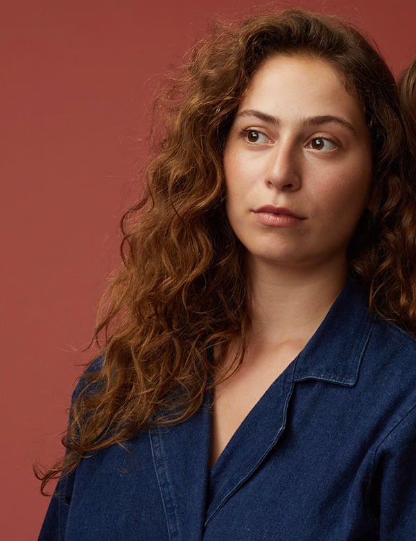 vrouwelijk model met bruine krullen Deva