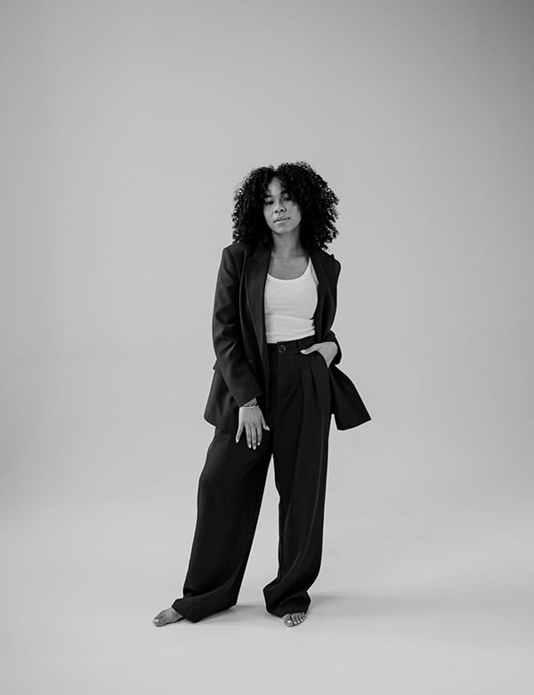 vrouwelijk model met donkere krullen Esmee A.