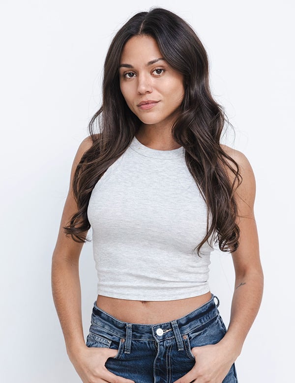 vrouwelijk model met donker haar Joy V.