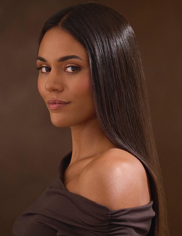 vrouwelijk model met donker haar Joy V.
