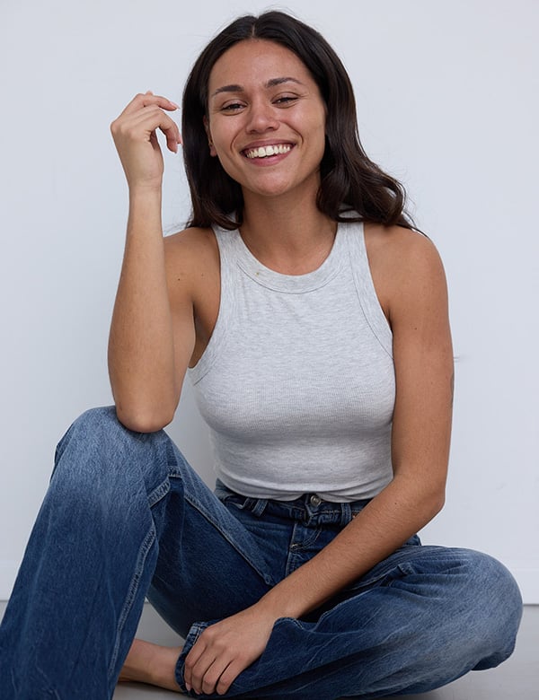 vrouwelijk model met donker haar Joy V.