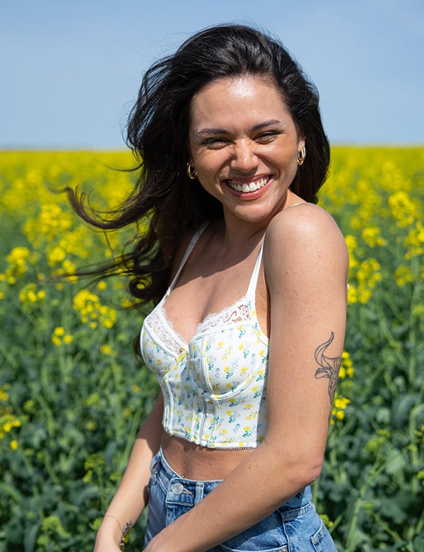 vrouwelijk model met donker haar Joy V.