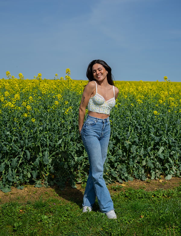 vrouwelijk model met donker haar Joy V.