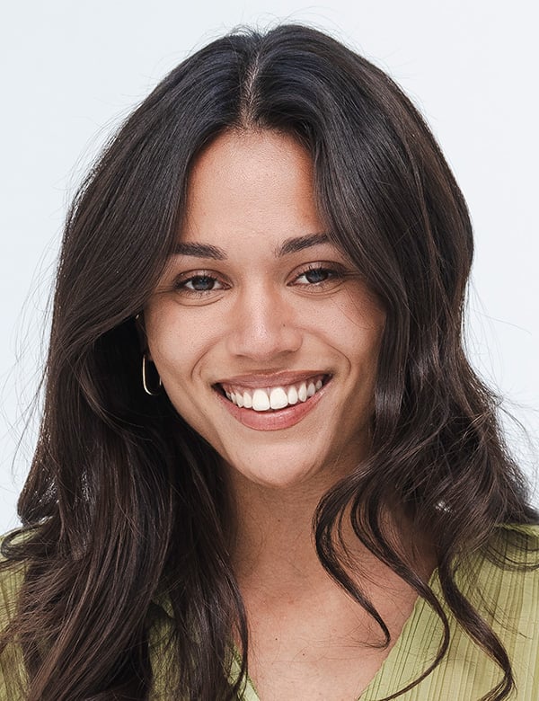 Vrouwelijk model met donker haar joy v.