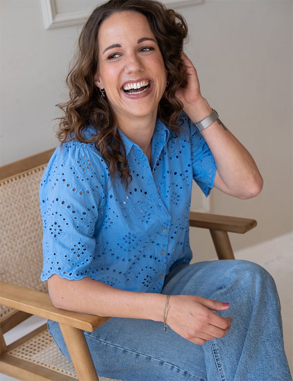 Vrouwelijk model met bruin haar Karin J.