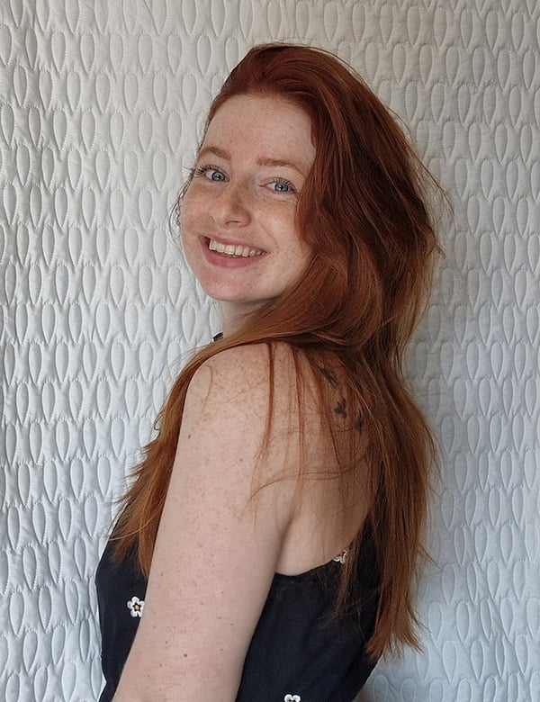 vrouwelijk model met lang, rossig haar Lidewey.
