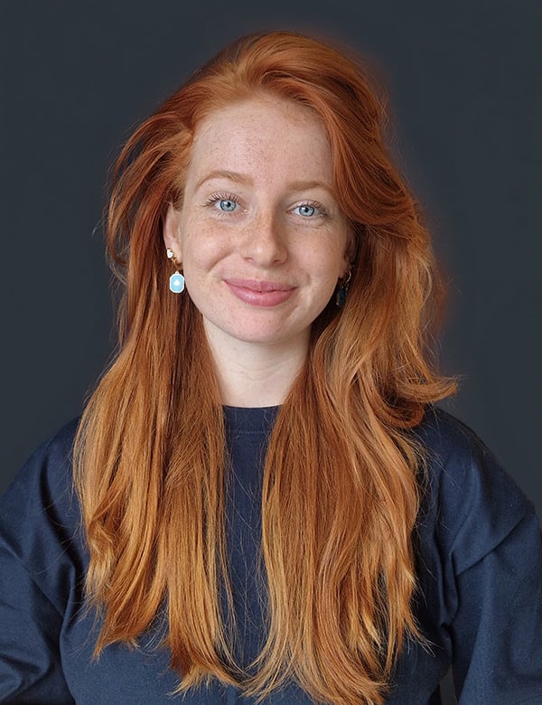 vrouwelijk model met lang, rossig haar Lidewey.