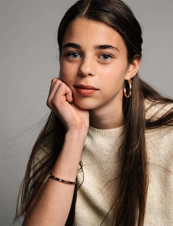 Tienermodel met bruin haar Luna J.