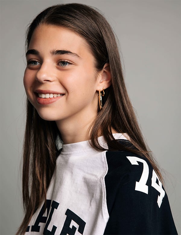 Tienermodel met bruin haar Luna J.