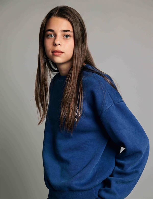 Tienermodel met bruin haar Luna J.