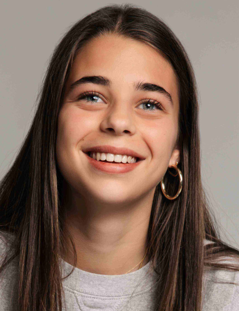 Tienermodel met bruin haar luna j.