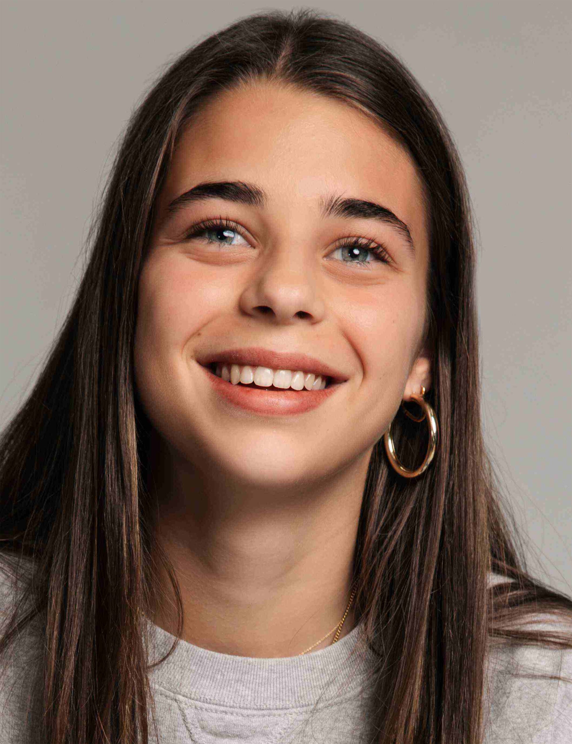 Tienermodel met bruin haar luna j.