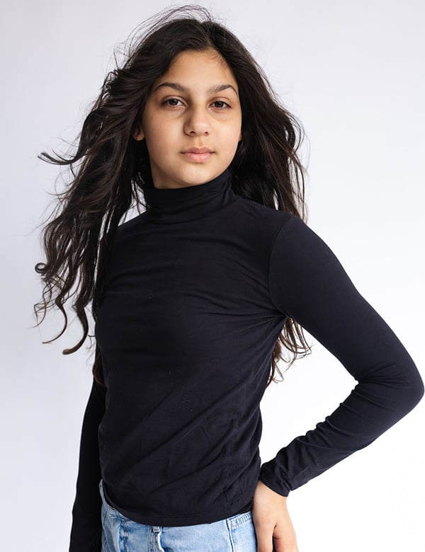 meisjes kindermodel met lang, donker haar Luviënna.
