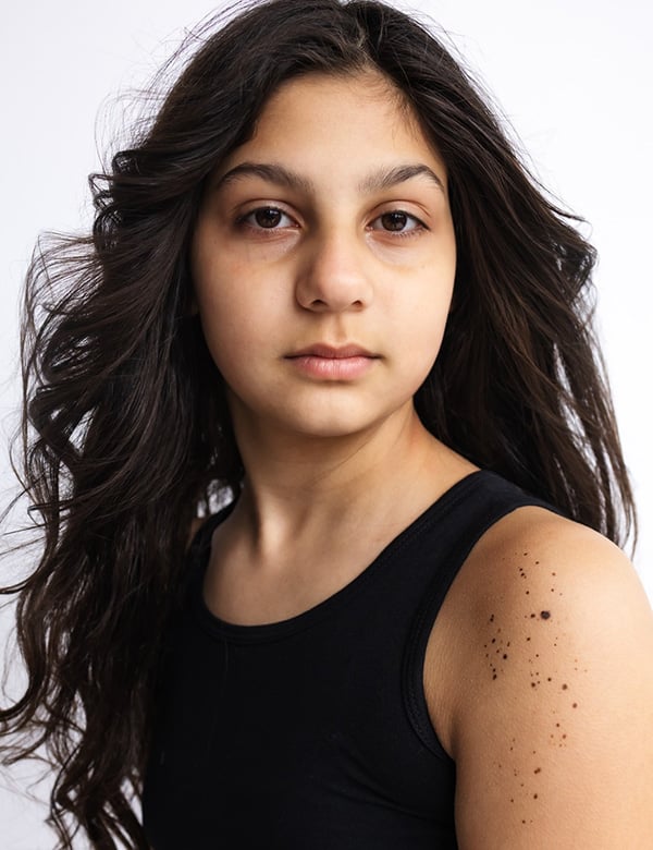 meisjes kindermodel met lang, donker haar Luviënna.