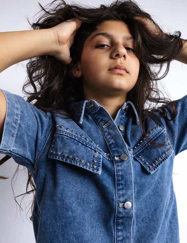 meisjes kindermodel met lang, donker haar Luviënna.