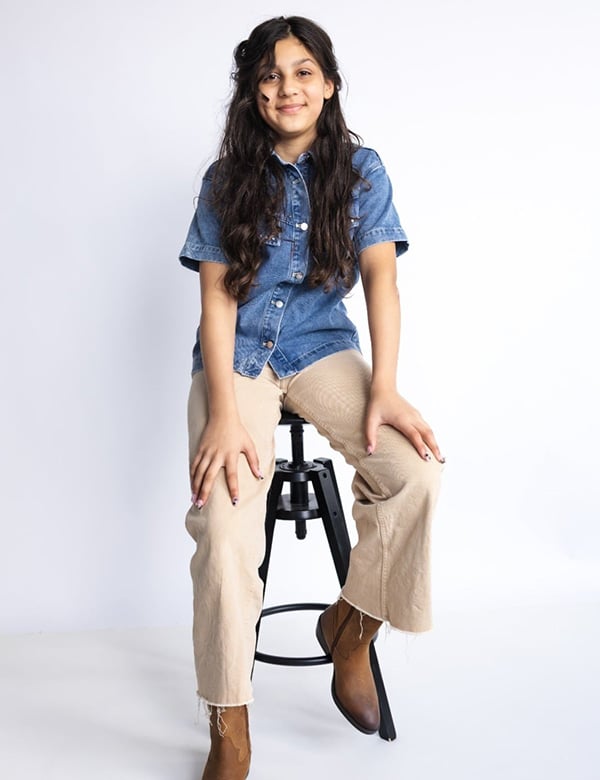 meisjes kindermodel met lang, donker haar Luviënna.