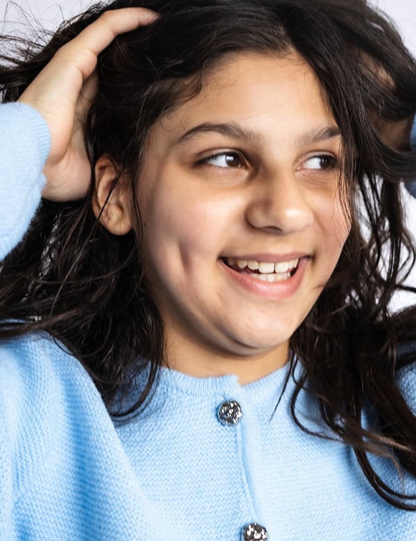 meisjes kindermodel met lang, donker haar Luviënna.