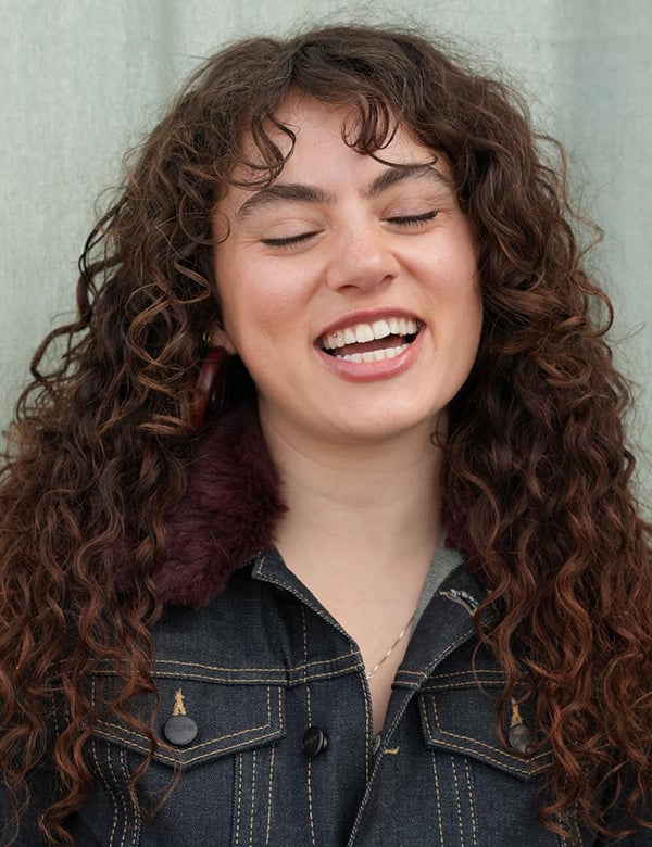 Vrouwelijk model met bruin krullend haar Noa H.