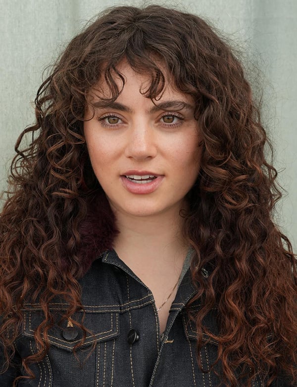 Vrouwelijk model met bruin krullend haar Noa H.