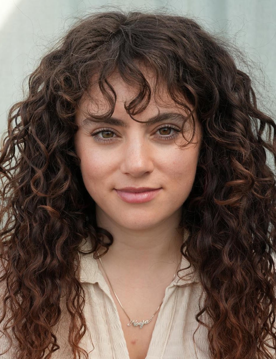 Vrouwelijk model met bruin krullend haar noa h.