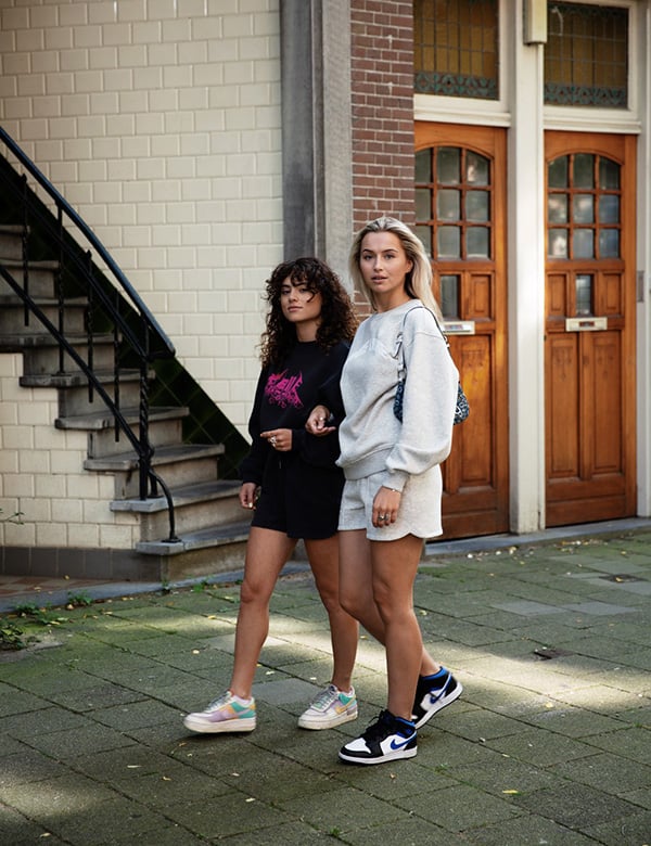 Vrouwelijk model met bruin krullend haar Noa H.