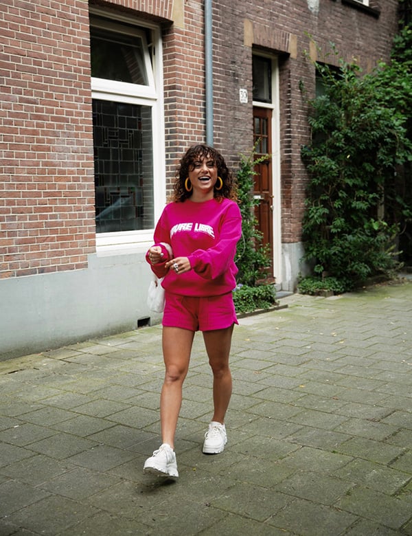 Vrouwelijk model met bruin krullend haar Noa H.