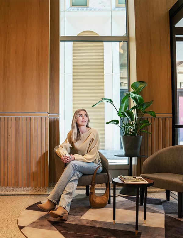 Vrouwelijk model met blond haar Renée B.