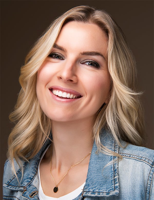 Vrouwelijk model met blond haar renée b.