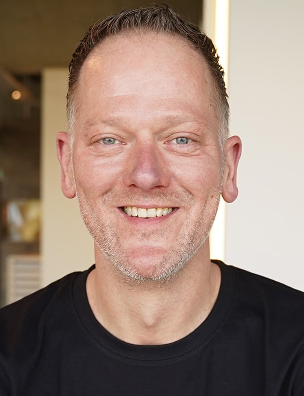 Mannelijk model met blauwe ogen robbert t.