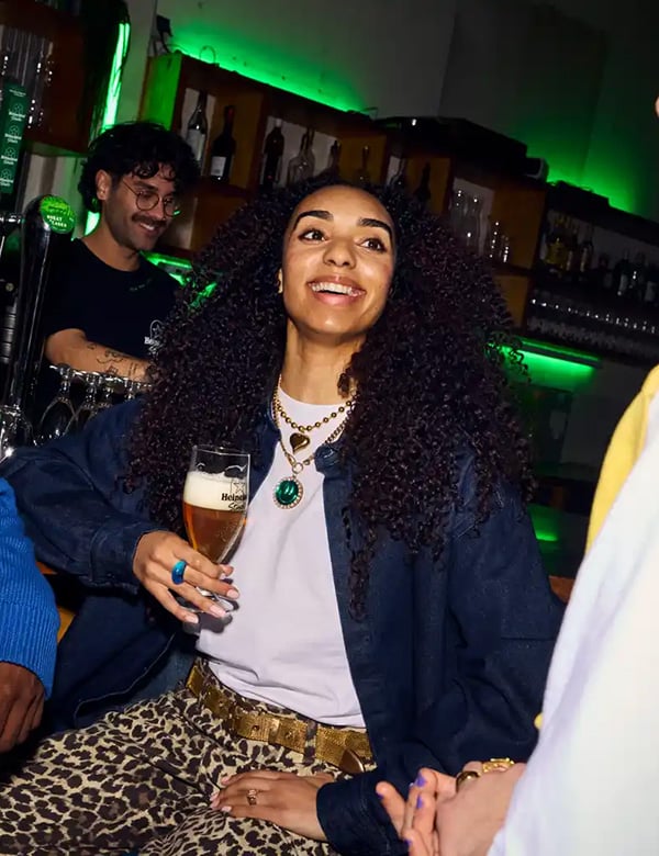 vrouwelijk model met donkere krullen Sippora
