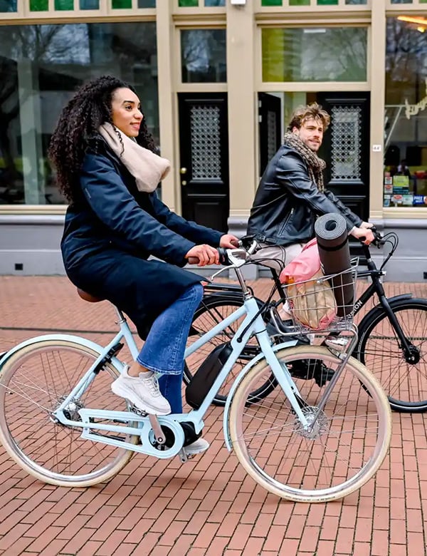 vrouwelijk model met donkere krullen Sippora