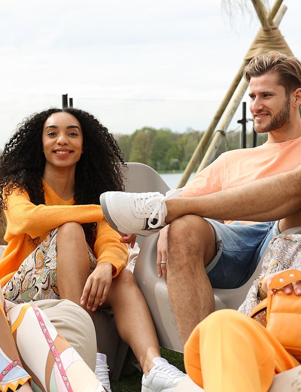 vrouwelijk model met donkere krullen Sippora